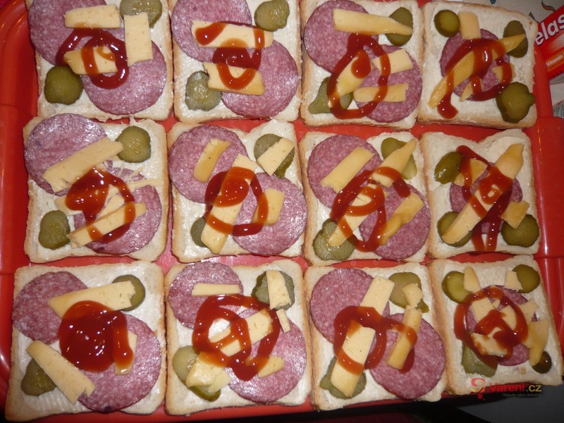 Toasty se sýrem a salámem - fotografie 5