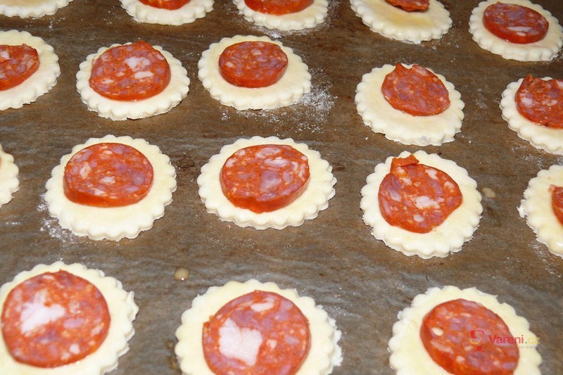 Slaná kolečka s pikantní klobásou - fotografie 4