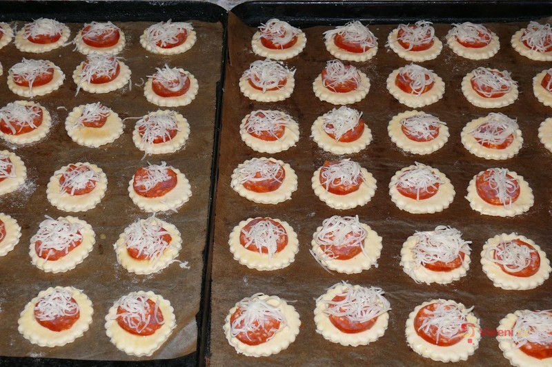 Slaná kolečka s pikantní klobásou - fotografie 5