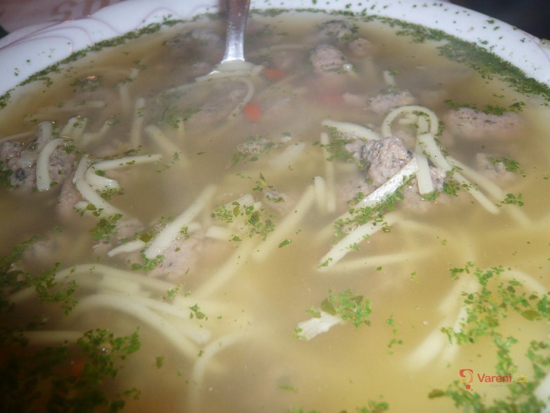Poctivá hovězí polévka s nudličkami - fotografie 3