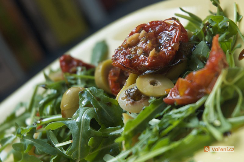 Salát se sušenými rajčaty