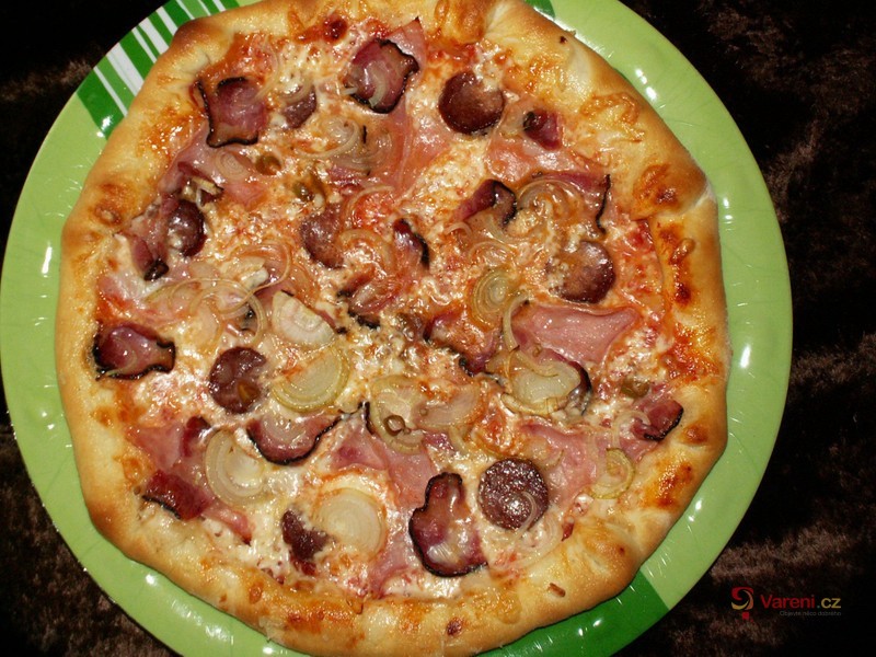Salámová pizza z listového těsta
