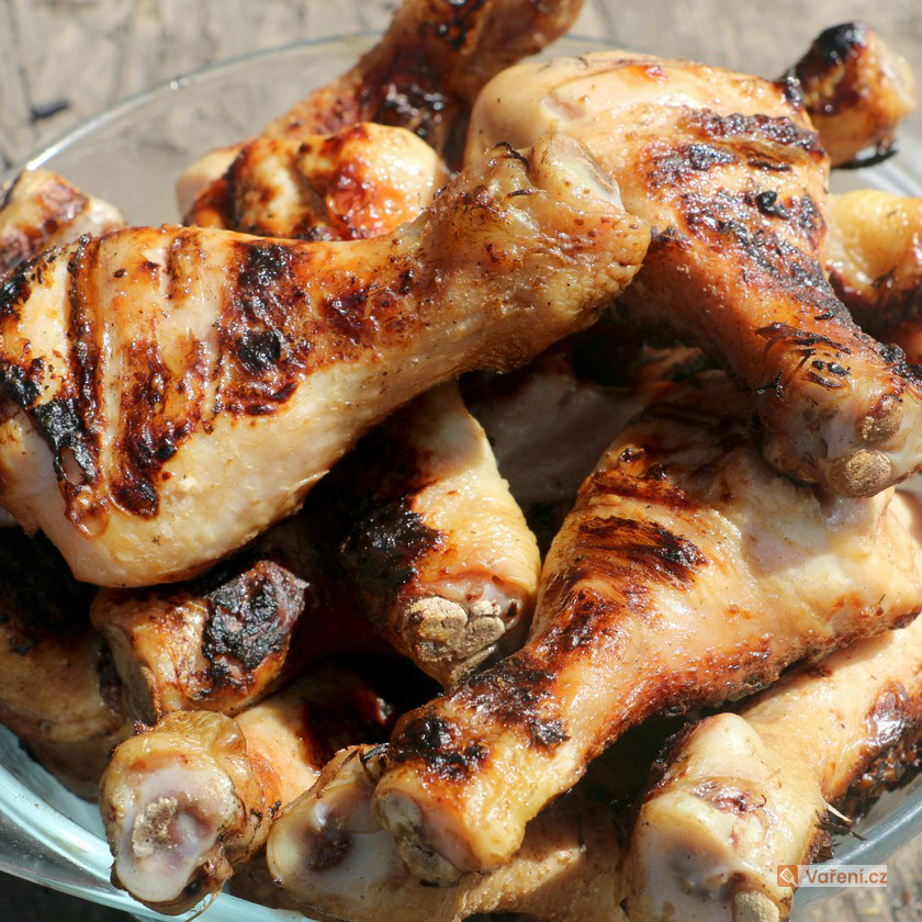 Naložená kuřecí stehýnka na grilu