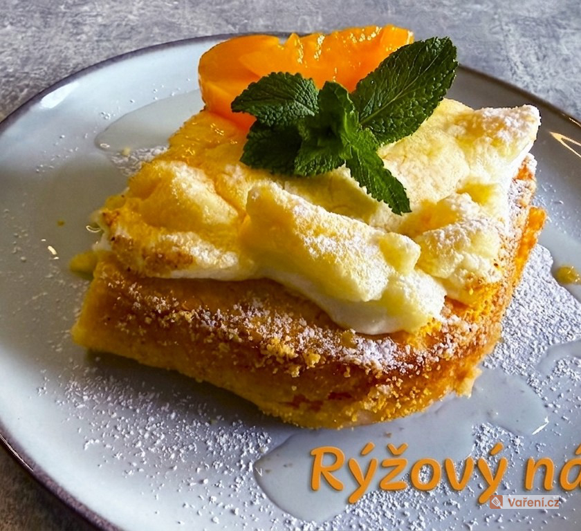 Vláčný rýžový nákyp s broskvemi a nadýchaným sněhem