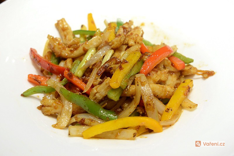 Vepřové nudličky na paprikách a pórku