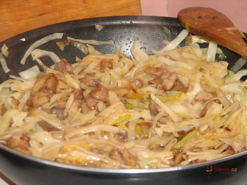 Kuřecí kousky s hlávkovým zelím - fotografie 4