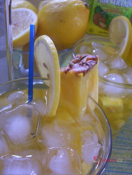 Ananasový drink s aloe
