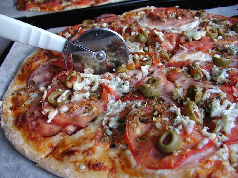 Pizza s nivou a olivami
