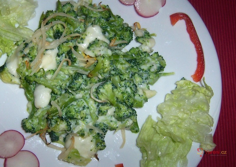 Česneková brokolice se sýrovou omáčkou