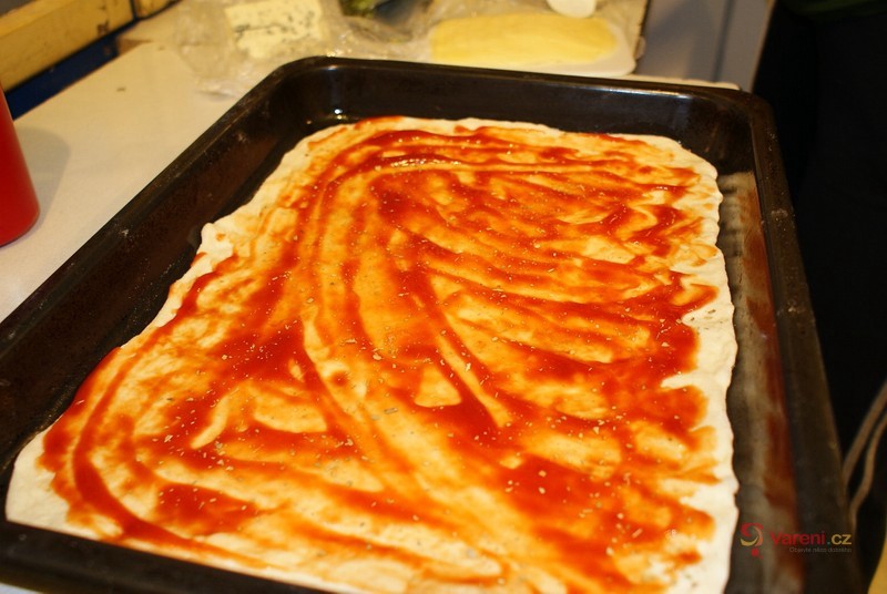 Sýrový pizza chléb - fotografie 4
