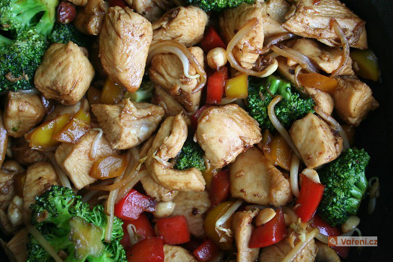 Kuřecí nudličky na kari s kuskusem a ananasem