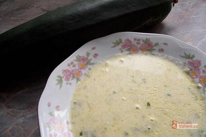 Cuketová polévka se sýrem