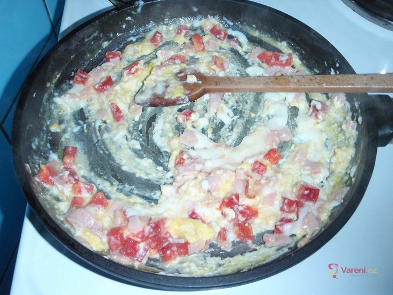 Míchaná vejce se šunkou a paprikou - fotografie 3