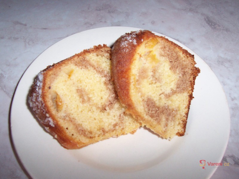 Dvoubarevná bábovka s broskvemi - fotografie 2