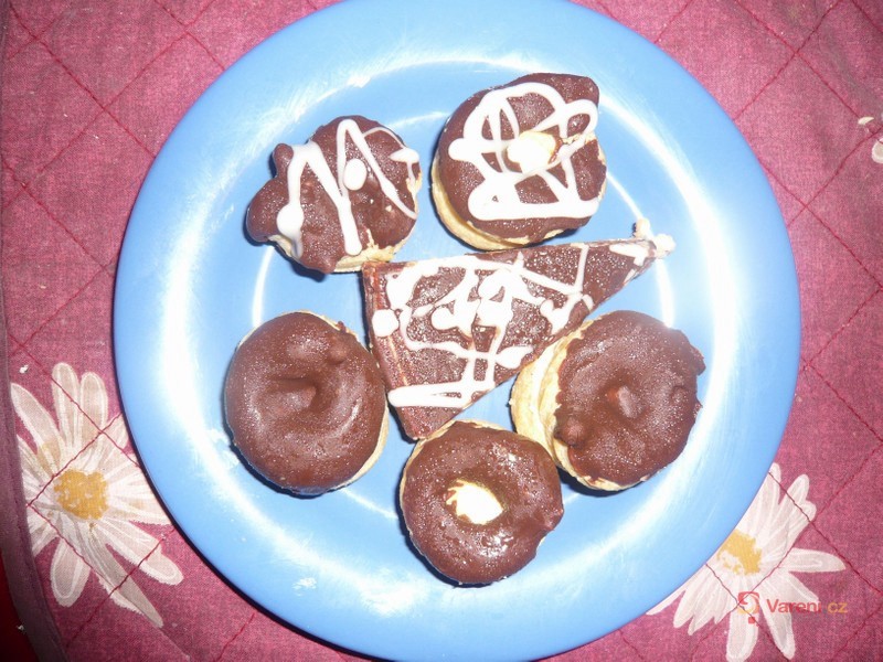 Žloutkové věnečky s krémem - fotografie 3