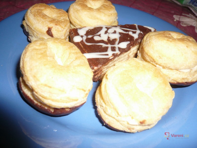 Žloutkové věnečky s krémem - fotografie 4