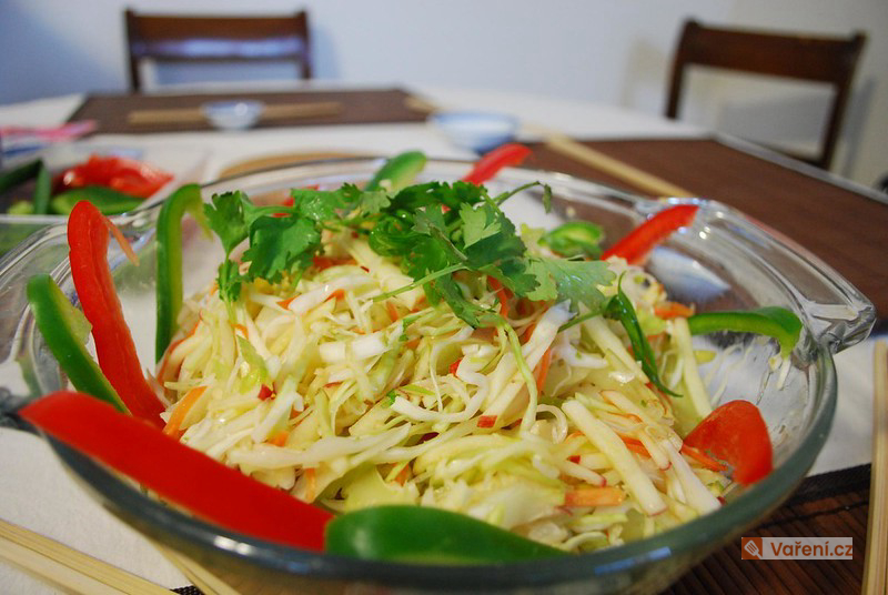 Zelný salát s křenem a karotkou