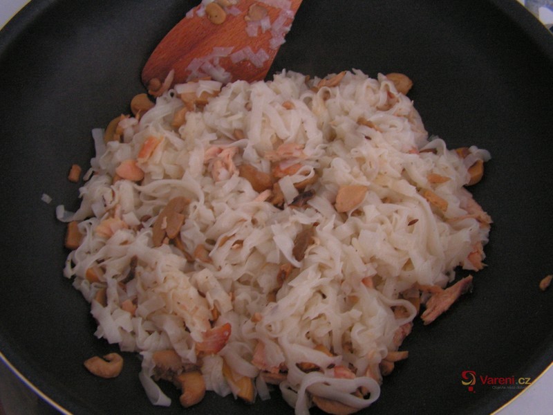 Rýžové nudle se zeleninou a kuřecím masem