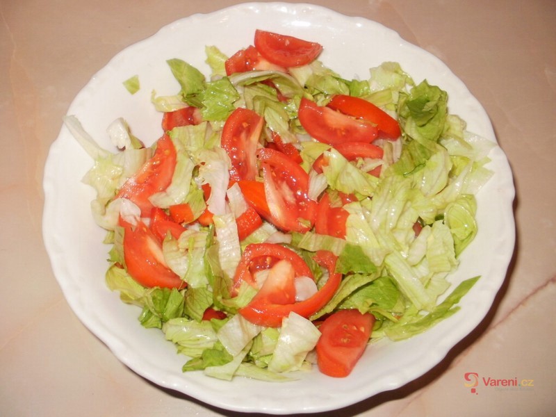Hlávkový salát s rajčaty
