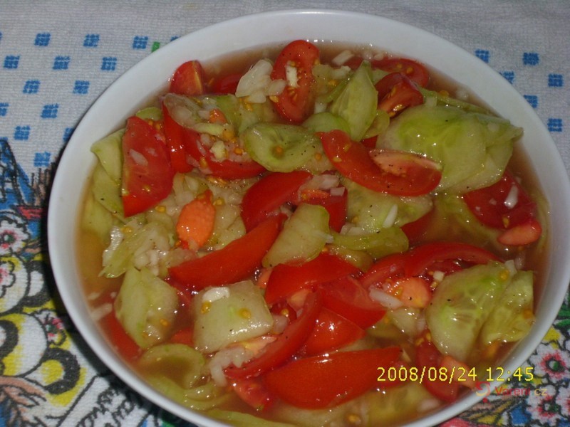 Okurkovo-rajčatový salát