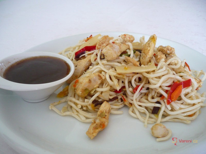 Špagety s kuřecím masem na čínský způsob