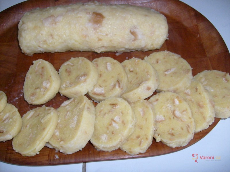Bramborové knedlíky s rohlíkem - fotografie 2