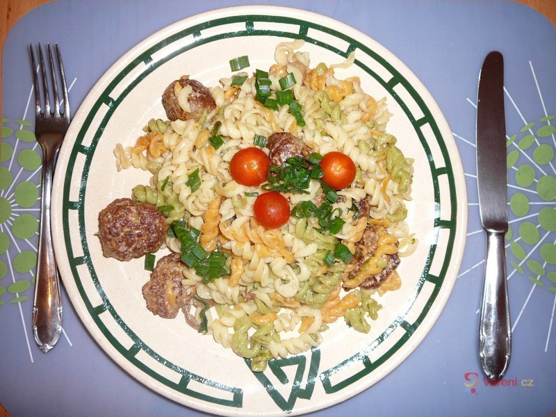 Těstoviny s masovými knedlíčky v pánvi - fotografie 2