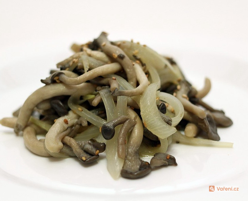 Restovaná hlíva ústřičná se slaninou a cibulkou