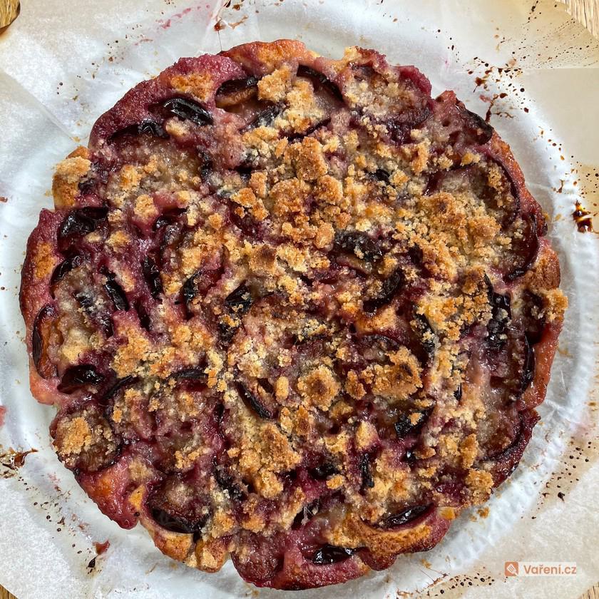 Rychlý švestkový koláč s drobenkou
