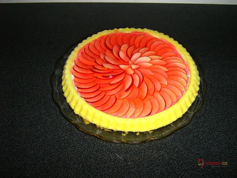 Ovocný koláč s želatinou a smetanou
