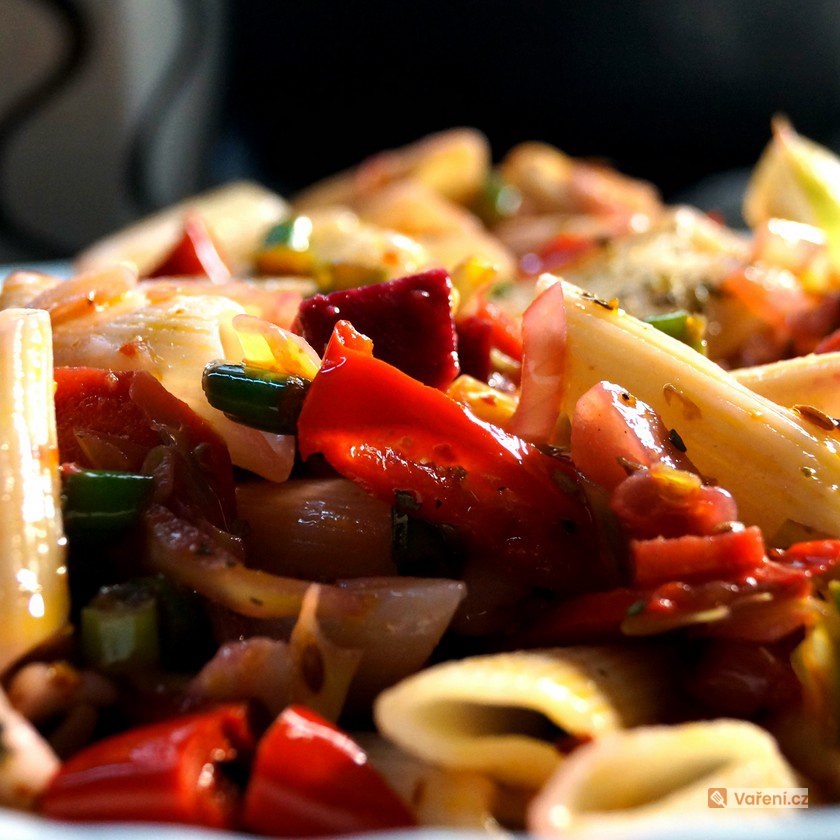 Vegetariánský těstovinový salát