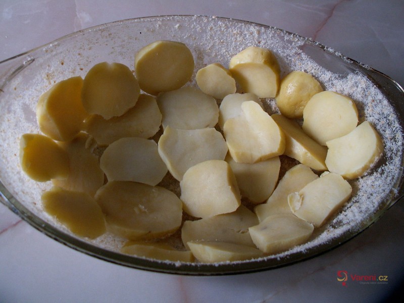 Brambory zapečené se zelím a klobásou - fotografie 4