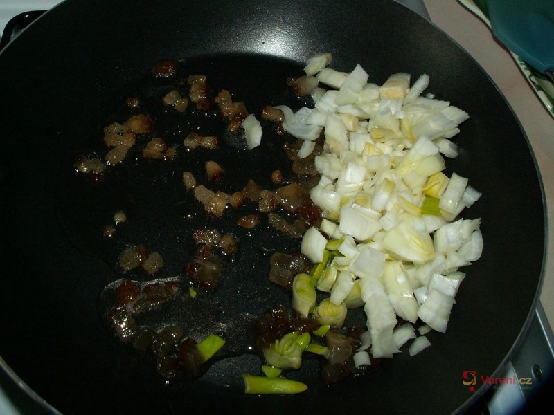 Brambory zapečené se zelím a klobásou - fotografie 5