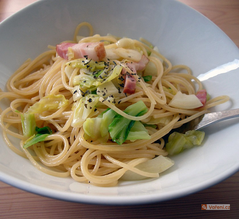Špagety se zelím a špekem