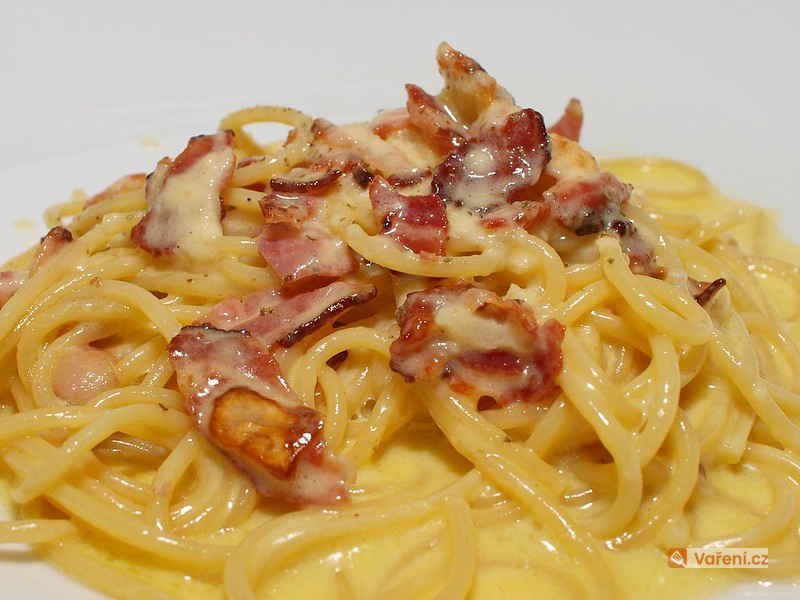 Spaghetti carbonara se smetanou