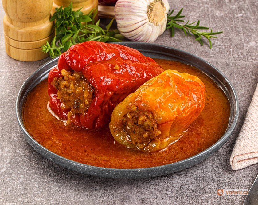 Plněné papriky s rajskou omáčkou z čerstvých rajčat