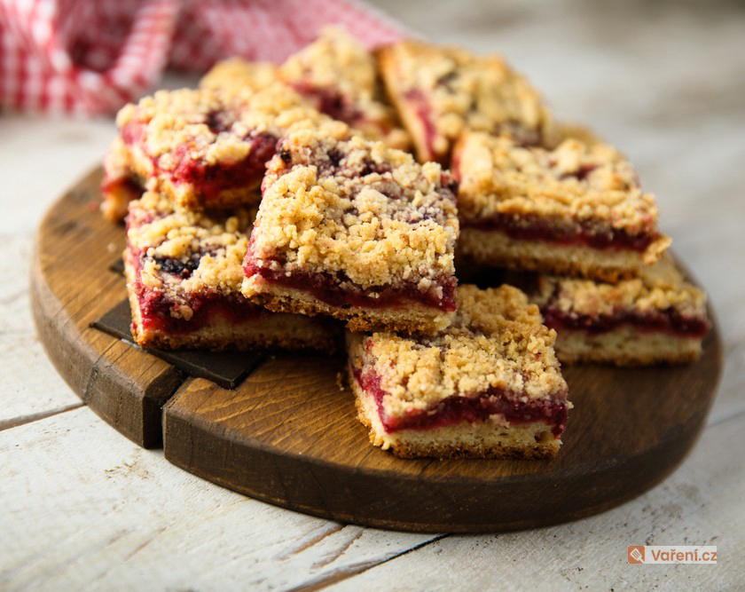 Vláčný jogurtový koláč s ovocem