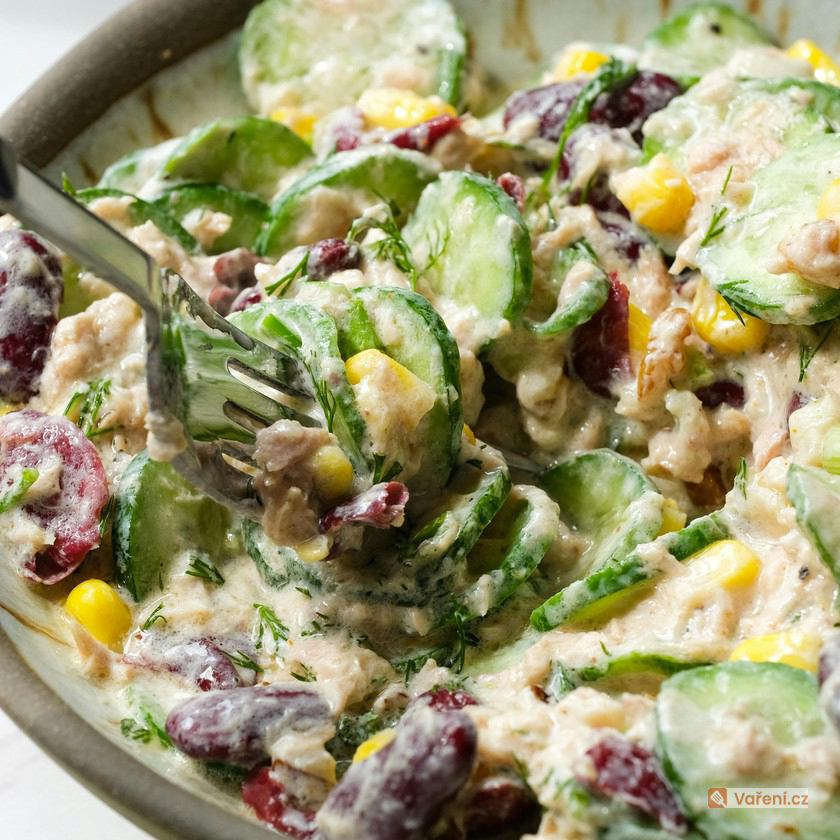 Zeleninový salát s kuřecím masem a česnekovým dresinkem