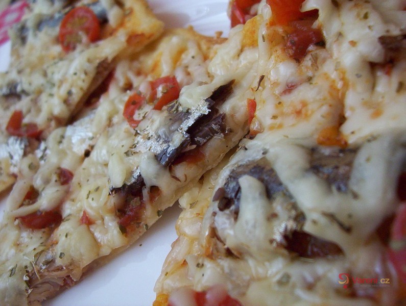 Pizza s rybičkami a sýrem
