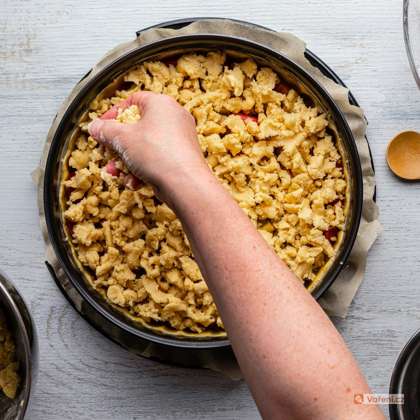 Rebarborový koláč s drobenkou