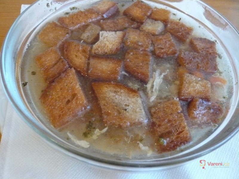 Česneková polévka s chlebovými kostičkami - fotografie 2