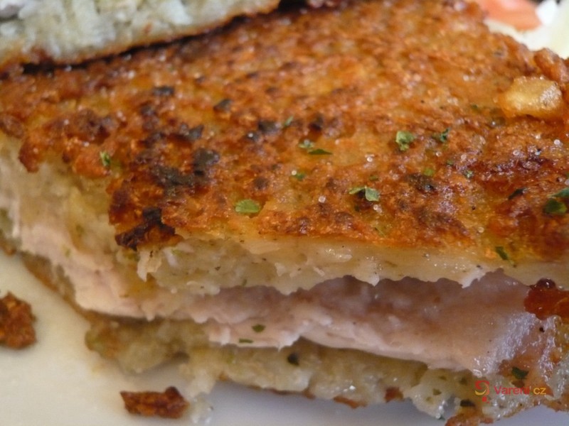 Plněný kuřecí řízek v bramborovém těstě - fotografie 5