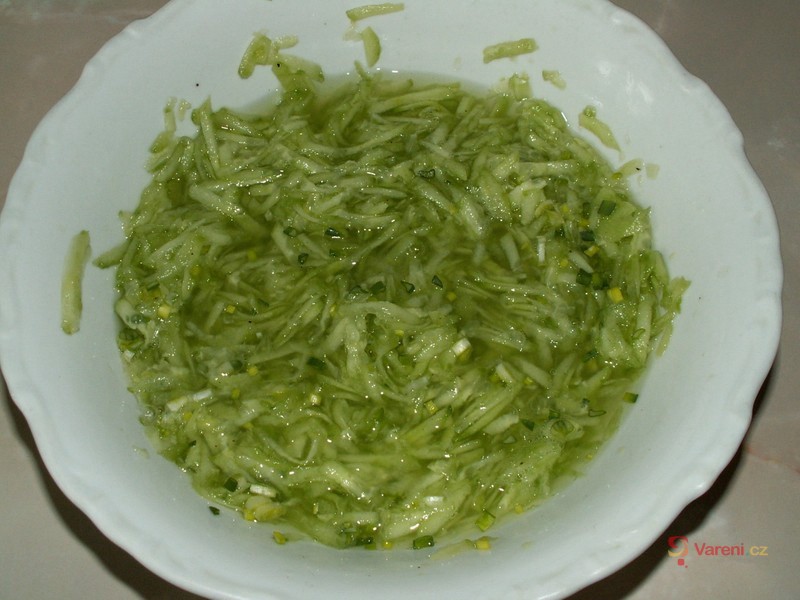 Rychlý okurkový salát - fotografie 2