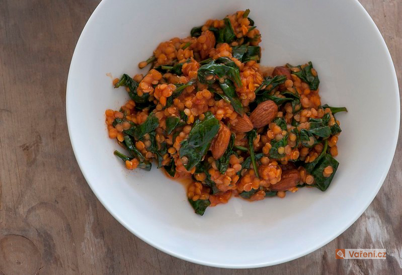 Červená čočka s rajčaty