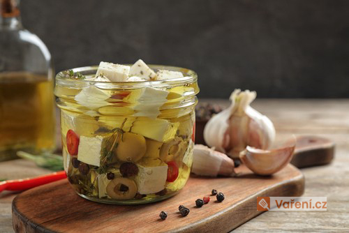 Balkánský sýr nakládaný s olivami