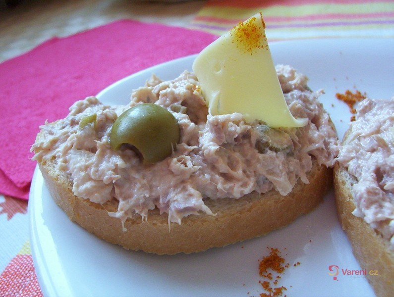 Chlebíčky s tuňákovo-sýrovou pomazánkou