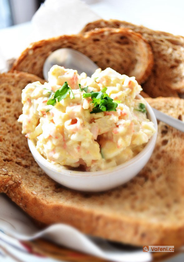 Krabí salát s majonézou a sýrem