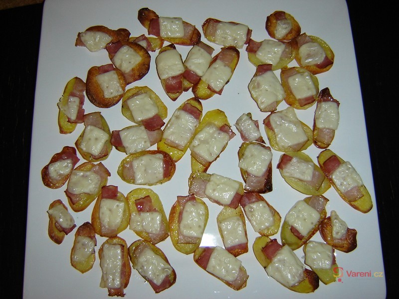 Pečené brambory se slaninou a sýrem