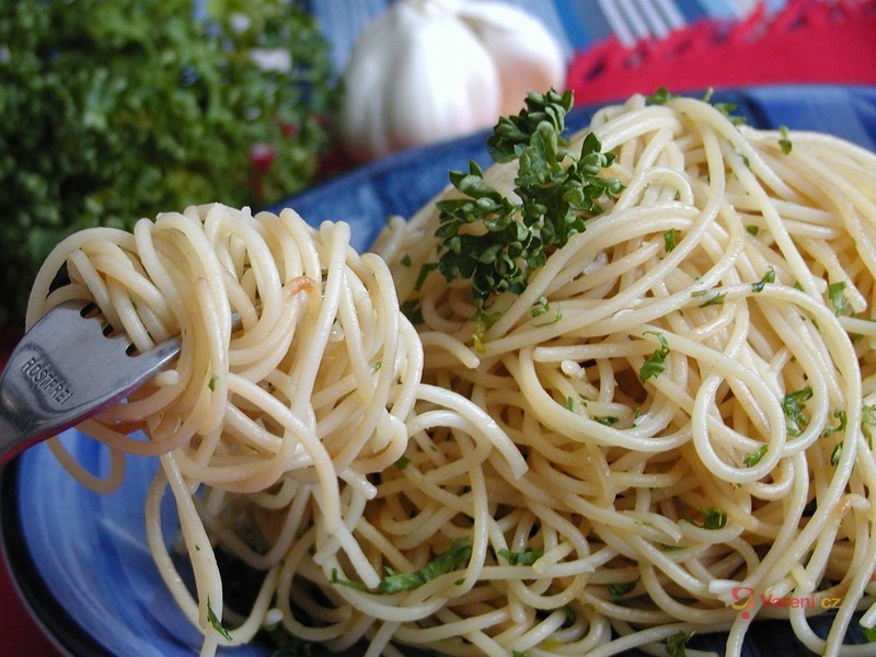 Smažené česnekové špagety