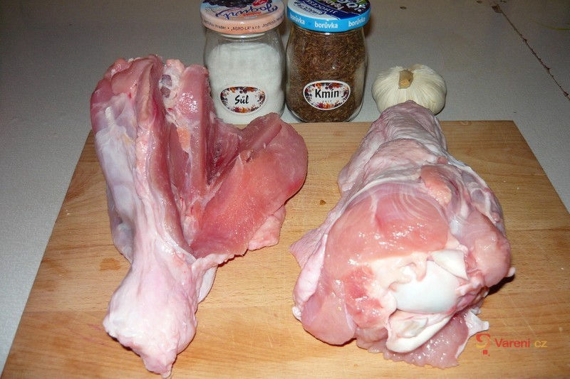 Krůtí ramínka s knedlíkem a zelím - fotografie 2